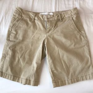 Khaki bermuda’s